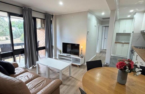 Lyons Apartment | Cozy 2BR, 1 parking, 4 Sleep, Woden,Canberra , pet free, free parking