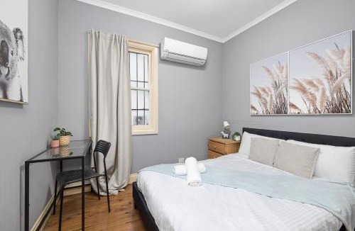 Surry Hills House | Cozy Double Room - AC- Seconds to Central Station - Shared Bathroom