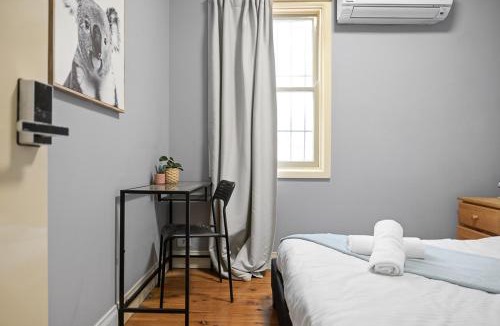 Surry Hills House | Cozy Double Room - AC- Seconds to Central Station - Shared Bathroom
