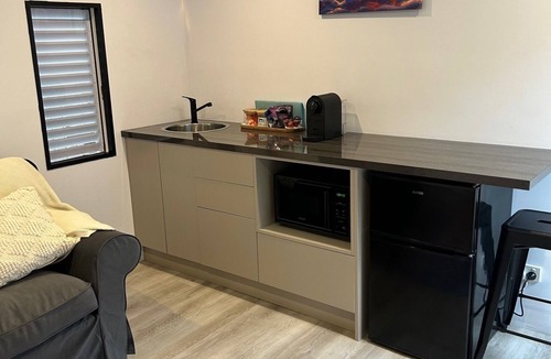 Margate House | Cozy guest suite only a few minutes walk to the beach & shops in quiet location.