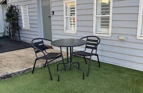 Margate House | Cozy guest suite only a few minutes walk to the beach & shops in quiet location.