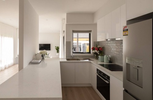 Noble Park House | Cozy Modern Hideaway | Noble Park