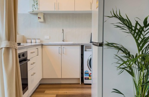 Wembley Apartment | Cozy on Herdsman | 10 Mins to City & Beach