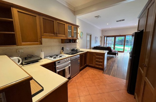 McKinnon House | Cozy Private Room like home | 5min walk to train