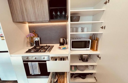 Box Hill Apartment | Cozy Retreat Central Box Hill the Place to Stay