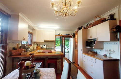 Mount Beauty Cottage | Cozy rustic cottage central to Mt Beauty.Stone fireplace,off street parking .