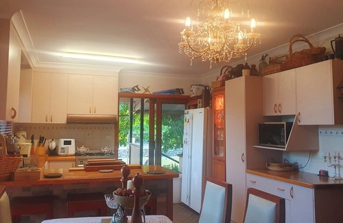 Mount Beauty Cottage | Cozy rustic cottage central to Mt Beauty.Stone fireplace,off street parking .