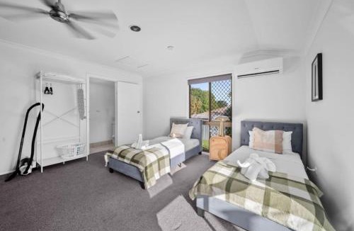 Loganlea House | Cozy Self-Contained Hospital Train and Shop Nearby