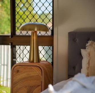 Loganlea House | Cozy Self-Contained Hospital Train and Shop Nearby