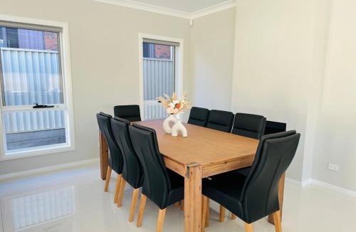 Pendle Hill House | Cozy & Spacious 5BR Family Home with Free On-Site Parking