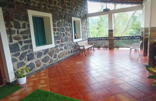 Kodaikanal Villa | Cozy stone retreat on Hill top. Pet friendly @ Kombai PALLANGI, KODAIKANAL
