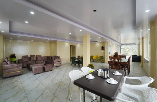 Fagu House | Crested View | Cottage in Fagu | w King Bed,food,View