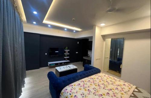 Gomti Nagar Hotel | Crossandra
