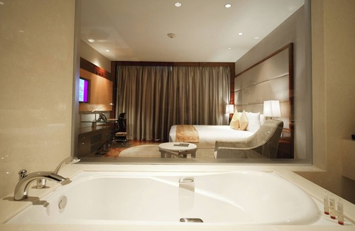 Maradu Hotel | Crowne Plaza Kochi by IHG