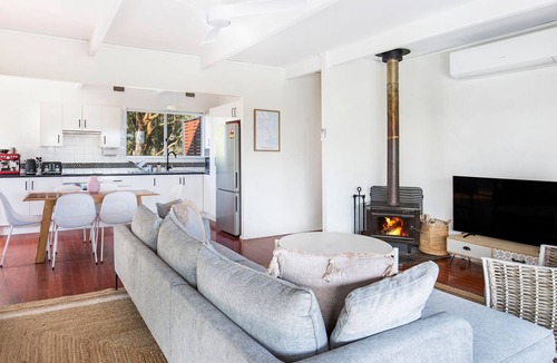 Culburra Beach House | Curley’s Sunsets - Pet Friendly - 10 Mins Walk to Beach