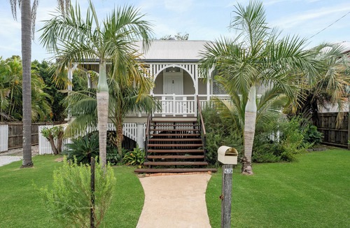 Silkstone House | Cute Queenslander Cottage. Pet Friendly. Fully airconditioned.