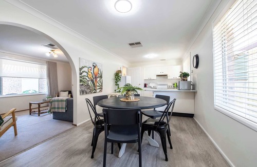Dubbo House | Daisy's Lodge - Relaxed & Family-Friendly Stay