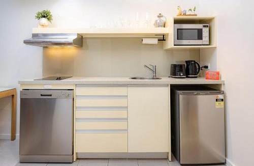 Darwin City Centre Apartment | Darwin Apartment Hotel, Kitchen & Pool& Car Park