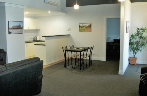 Broken Hill Hotel | Daydream Motel and Apartments