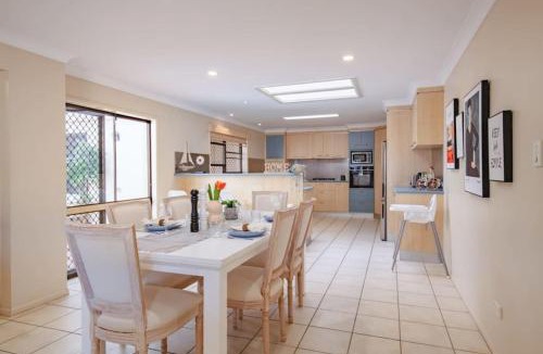 Robertson House | Decorated with love 4BD Family House with Pool