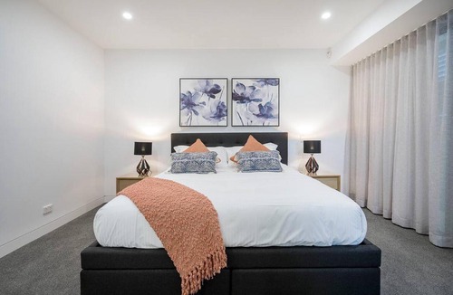 Broadbeach Apartment | 'Dee-Ell Place' A Beachside Entertainer's Dream