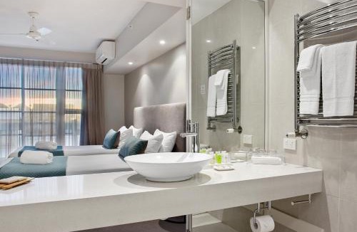 Warrnambool Hotel | Deep Blue Hotel & Hot Springs