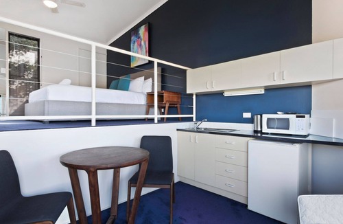 Kalimna Apartment | Deja Views Studio - Cosy studio apartment with water views perfect for couples
