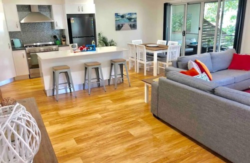 Yamba Apartment | DELUXE 2 bed, 1.5 bath townhouse! Central location, spacious, wifi, garage