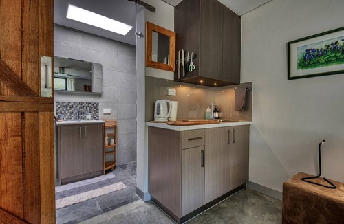 Venus Bay Cottage | Deluxe Beachside Cottage with Access to Venus Bay's Sandy Beaches in Victoria, Australia