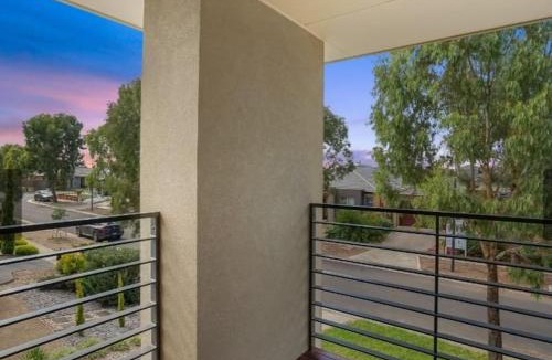 Point Cook House | Deluxe Double Room with private shower
