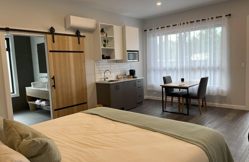 Woodside Hotel | Deluxe King Suite - Self contained suite with 1 King bed and single sofa bed