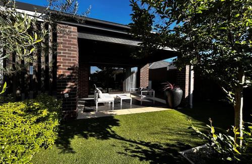 Mambourin House | Deluxe Master Bedroom in Melbourne west