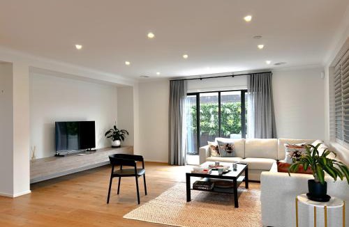 Mambourin House | Deluxe Master Bedroom in Melbourne west