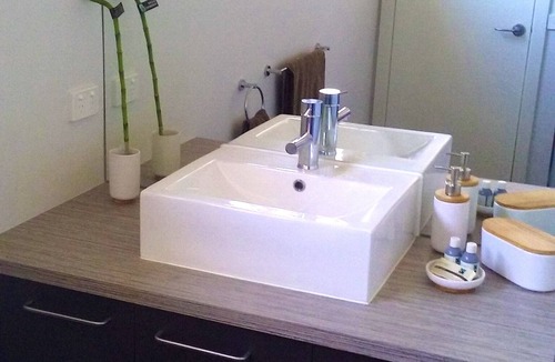 Axedale Apartment | Deluxe Self-Contained Studio with King Size Bed