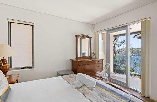 Caringbah South House | Deluxe Waterfront Queen Room in Caringbah South - Gorgeous Views All Around - Shared Bathroom