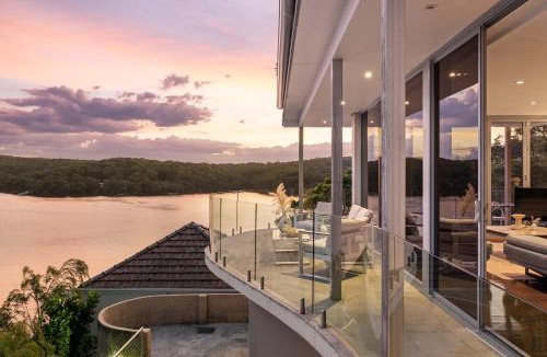 Caringbah South House | Deluxe Waterfront Queen Room in Caringbah South - Gorgeous Views All Around - Shared Bathroom