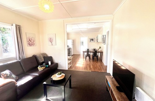 Stanthorpe Cottage | Denham Cottage - Sleeps 6 on Quart Pot Creek, Stanthorpe