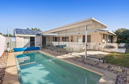 Minyama House | Designer Beach House with Pool, Firepit and Kayaks