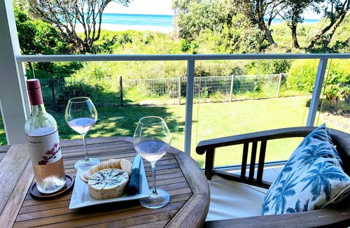 Diamond Beach House | Diamond Daze | Absolute Beachfront Pet Friendly