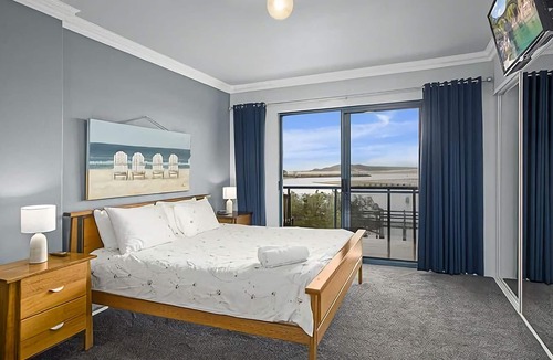 Nambucca Heads Apartment | Direct beach access and just a short walk to town centre, stunning estuary views!