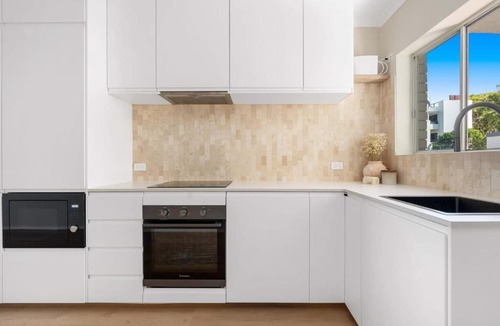 Redcliffe Apartment | Direct Ocean Front Apartment