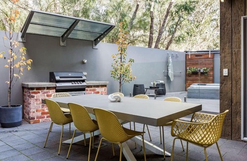 Dunsborough House | Djurapin - Sophisticated Coastal Haven with Jacuzzi