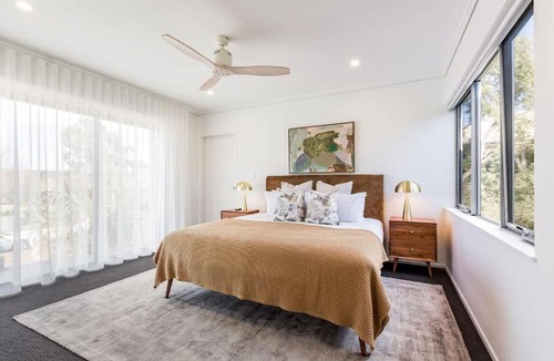 Dunsborough House | Djurapin - Sophisticated Coastal Haven with Jacuzzi