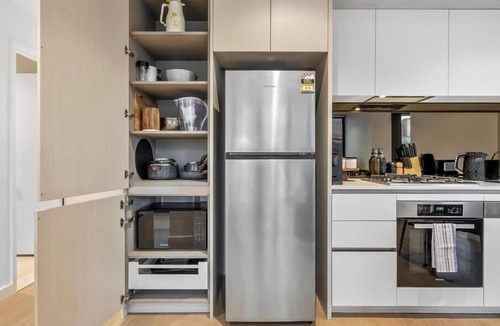 Docklands Apartment | Docklands Gem, W/Balcony, Parking, Pool, Sauna & Gym!