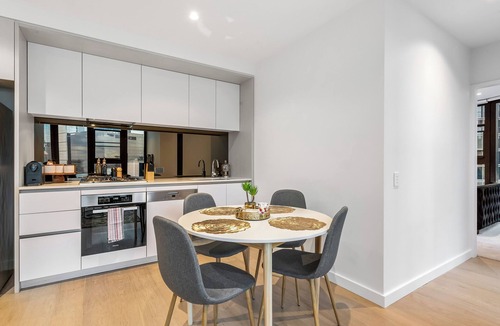 Docklands Apartment | Docklands Gem, W/Balcony, Parking, Pool, Sauna & Gym!