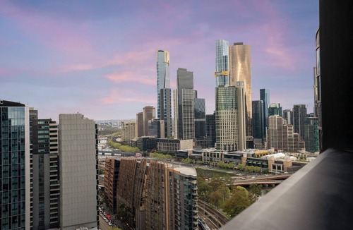 Docklands Apartment | Docklands Gem, W/Balcony, Parking, Pool, Sauna & Gym!