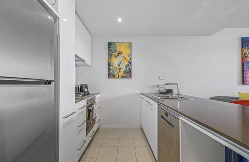 Docklands Apartment | Docklands Waterfront Elegance with Cityscape Views