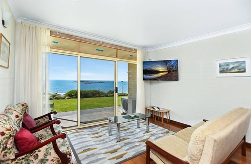 Port Elliot Apartment | Dolphins Beachfront Apartment 4: Gateway to an Incredible Horseshoe Bay View
