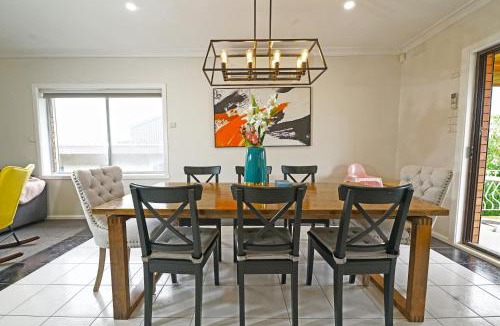 Doncaster House | Doncaster Renovated 5BD/4BR Brick Home Parking WiFi
