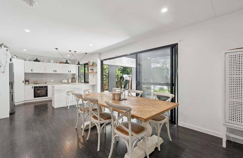 Coffs Harbour House | Donovan's Guest House - Great Location, Pet Friendly, Pizza Oven